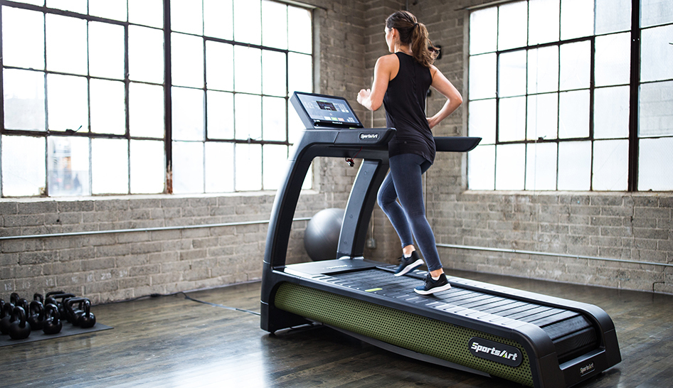 Sales and marketing sportsart woman on verde treadmill column