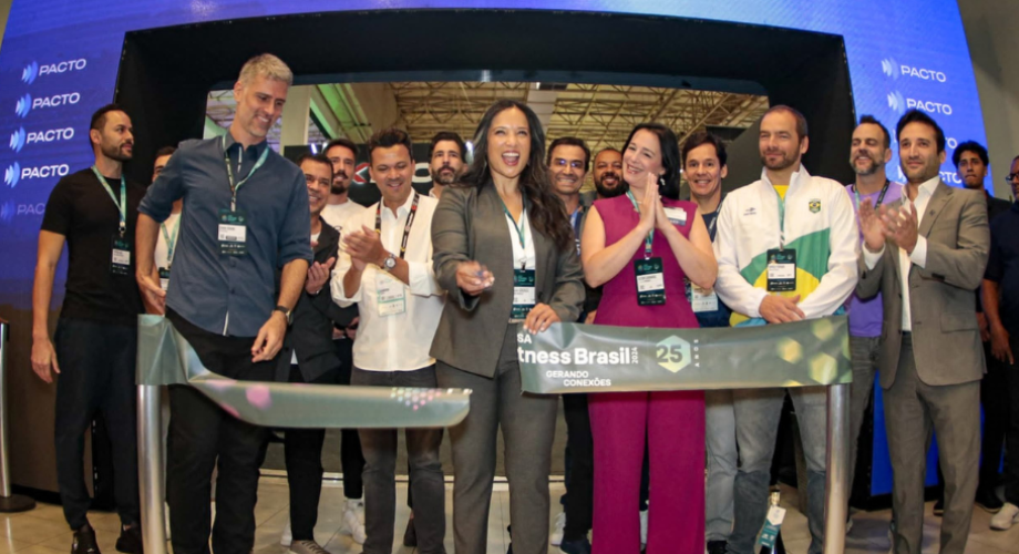 2024 IHRSA Fitness Brasil ribbon cutting 910x690